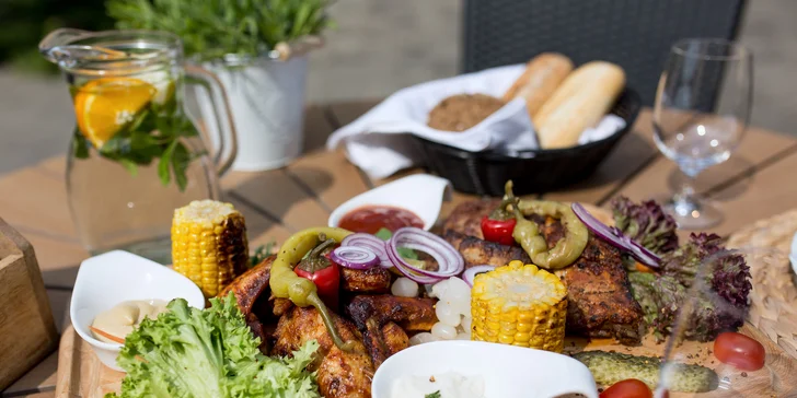 Grilované dobroty pre dvoch v Garden restaurant v Hoteli Bankov: 1400 g grilovaných dobrôt s prílohou a nápojom pre 2 osoby