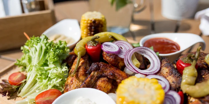 Grilované dobroty pre dvoch v Garden restaurant v Hoteli Bankov: 1400 g grilovaných dobrôt s prílohou a nápojom pre 2 osoby