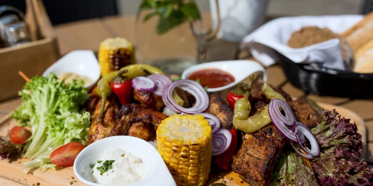 Grilované dobroty pre dvoch v Garden restaurant v Hoteli Bankov: 1400 g grilovaných dobrôt s prílohou a nápojom pre 2 osoby