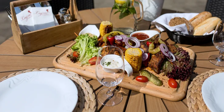 Grilované dobroty pre dvoch v Garden restaurant v Hoteli Bankov: 1400 g grilovaných dobrôt s prílohou a nápojom pre 2 osoby