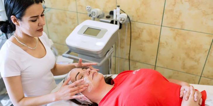 Rádiofrekvencia, hĺbkové ošetrenie aknóznej pleti, detoxikačná masáž tváre či ošetrenie pleti skin scrubberom s maskou a formovaním obočia