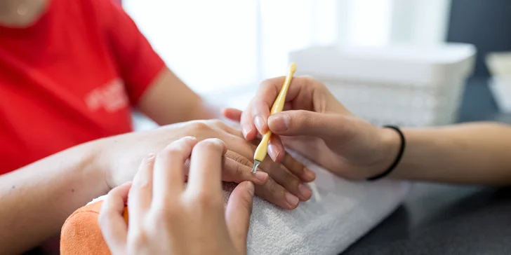 Japonská alebo klasická manikúra, zdravotná mokrá pedikúra alebo rovno obe naraz v Amija centre