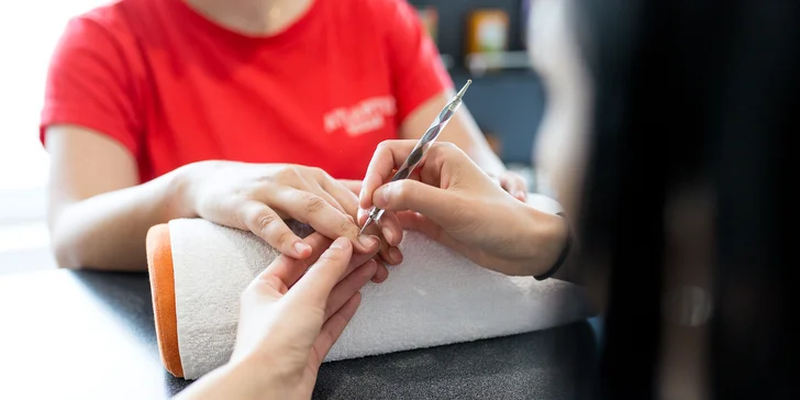 Japonská alebo klasická manikúra, zdravotná mokrá pedikúra alebo rovno obe naraz v Amija centre