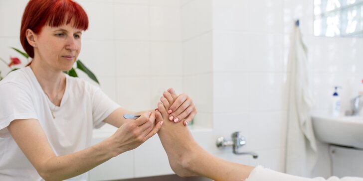 Japonská či wellness manikúra alebo zdravotná pedikúra s masážou nôh