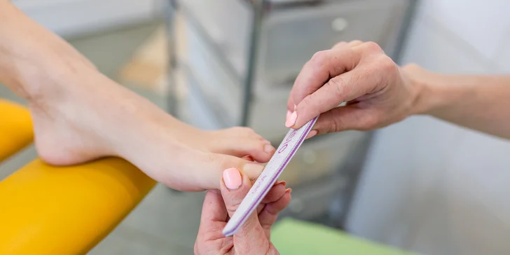 Japonská alebo klasická manikúra, zdravotná mokrá pedikúra alebo rovno obe naraz v Amija centre