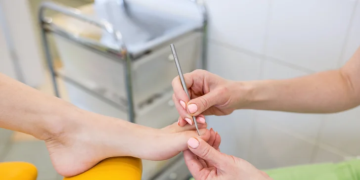 Japonská alebo klasická manikúra, zdravotná mokrá pedikúra alebo rovno obe naraz v Amija centre