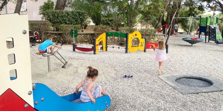 Bungalov s terasou a polpenziou v rodinnom rezorte v oblasti Baška Voda: množstvo aktivít pre deti