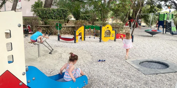 Bungalov s terasou a polpenziou v rodinnom rezorte v oblasti Baška Voda: množstvo aktivít pre deti