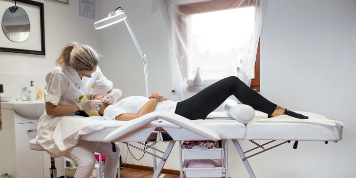 Regeneračná masáž tváre, čistenie pleti alebo vitamínovo-minerálny refresh pleti aj s formovaním obočia