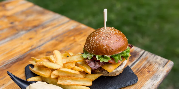 Hovädzí alebo Veggie burger s hranolčekmi a nápojom v košickom Mestskom Parku