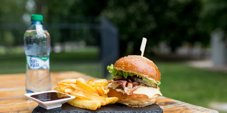 Hovädzí alebo Veggie burger s hranolčekmi a nápojom v košickom Mestskom Parku