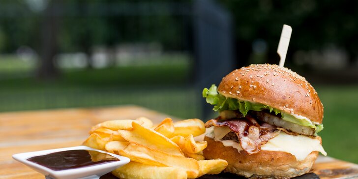 Hovädzí alebo Veggie burger s hranolčekmi a nápojom v košickom Mestskom Parku