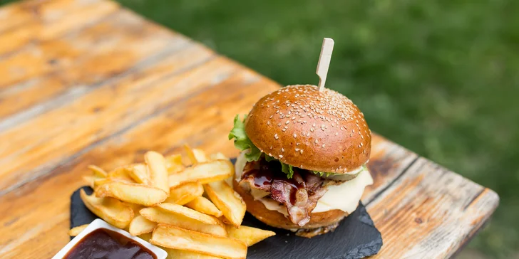 Hovädzí alebo Veggie burger s hranolčekmi a nápojom v košickom Mestskom Parku