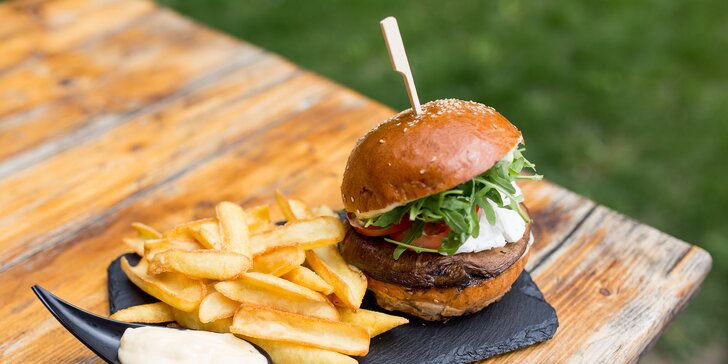 Hovädzí alebo Veggie burger s hranolčekmi a nápojom v košickom Mestskom Parku