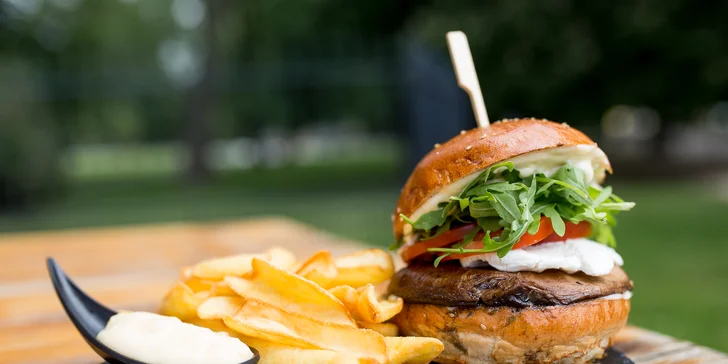 Hovädzí alebo Veggie burger s hranolčekmi a nápojom v košickom Mestskom Parku