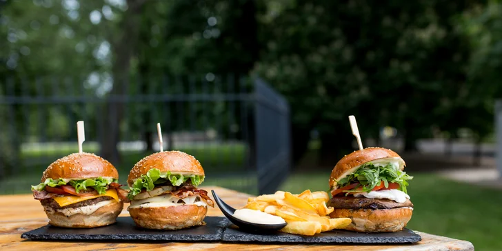 Hovädzí alebo Veggie burger s hranolčekmi a nápojom v košickom Mestskom Parku
