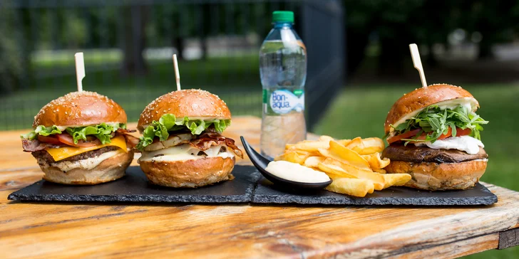 Hovädzí alebo Veggie burger s hranolčekmi a nápojom v košickom Mestskom Parku