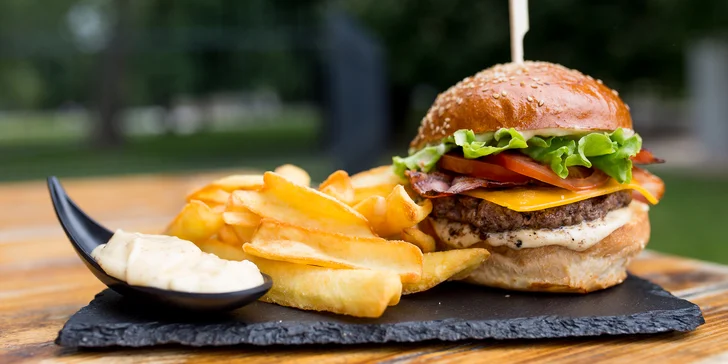 Hovädzí alebo Veggie burger s hranolčekmi a nápojom v košickom Mestskom Parku