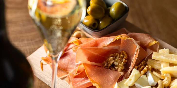 Zaži chuť Talianska: Tapas doska plná pochúťok a k tomu Prosecco