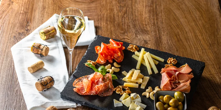 Zaži chuť Talianska: Tapas doska plná pochúťok a k tomu Prosecco