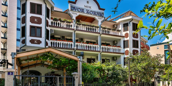 Ubytovanie pri pláži v historickom meste Budva s polpenziou a 2 deťmi zadarmo