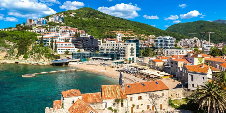 Ubytovanie pri pláži v historickom meste Budva s polpenziou a 2 deťmi zadarmo