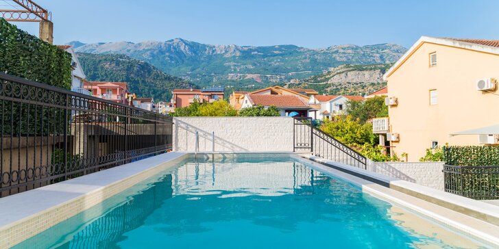 Dovolenka v Čiernej Hore: pobyt v srdci mesta Budva s polpenziou a vstupom do vonkajšieho bazéna