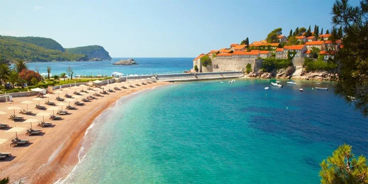 Dovolenka v Čiernej Hore: pobyt v srdci mesta Budva s polpenziou a vstupom do vonkajšieho bazéna
