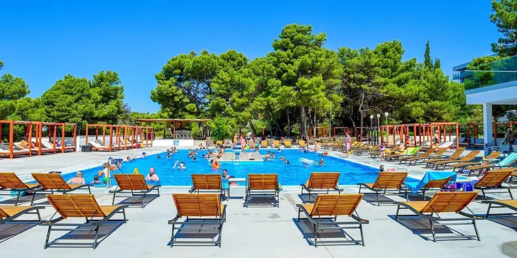 Skvelá dovolenka vo Vodiciach v Chorvátsku: hotel pri pláži, polpenzia, bazény aj fitness