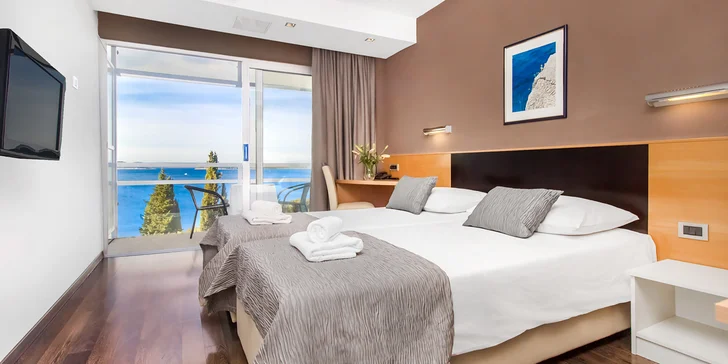 Skvelá dovolenka vo Vodiciach v Chorvátsku: hotel pri pláži, polpenzia, bazény aj fitness