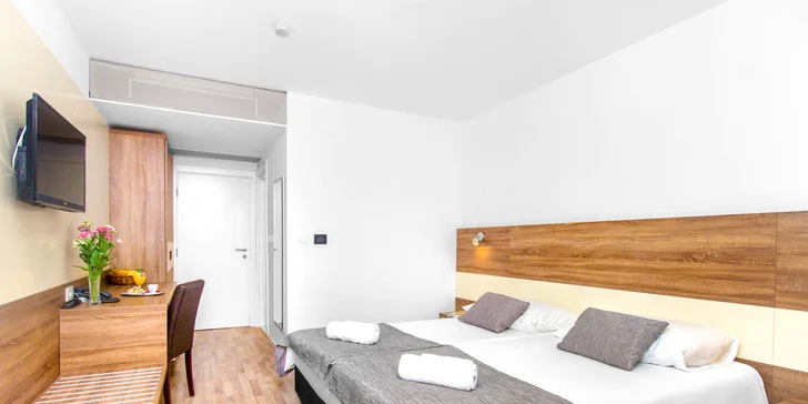 Skvelá dovolenka vo Vodiciach v Chorvátsku: hotel pri pláži, polpenzia, bazény aj fitness