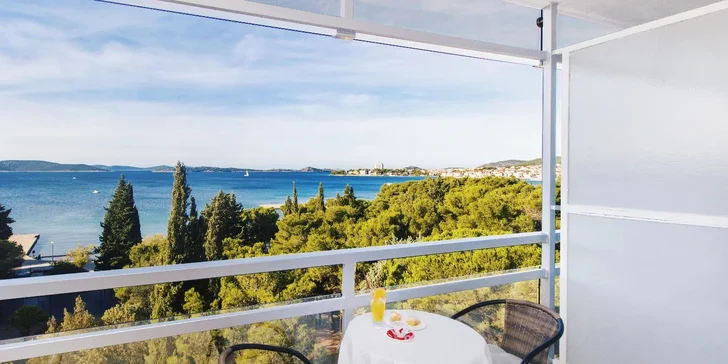 Skvelá dovolenka vo Vodiciach v Chorvátsku: hotel pri pláži, polpenzia, bazény aj fitness
