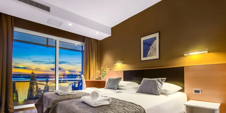 Skvelá dovolenka vo Vodiciach v Chorvátsku: hotel pri pláži, polpenzia, bazény aj fitness
