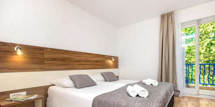 Skvelá dovolenka vo Vodiciach v Chorvátsku: hotel pri pláži, polpenzia, bazény aj fitness