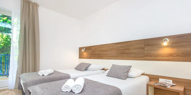 Skvelá dovolenka vo Vodiciach v Chorvátsku: hotel pri pláži, polpenzia, bazény aj fitness