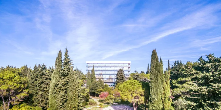 Skvelá dovolenka vo Vodiciach v Chorvátsku: hotel pri pláži, polpenzia, bazény aj fitness