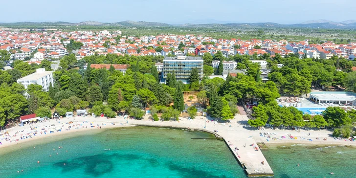 Skvelá dovolenka vo Vodiciach v Chorvátsku: hotel pri pláži, polpenzia, bazény aj fitness