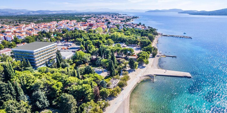 Skvelá dovolenka vo Vodiciach v Chorvátsku: hotel pri pláži, polpenzia, bazény aj fitness