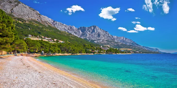 Ubytovanie vo vile s bazénom na Makarskej riviére, kde sú nádherné pláže