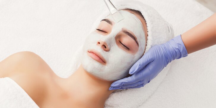 Hĺbkové čistenie pleti či mikrodermabrázia s masážou tváre pre ženy