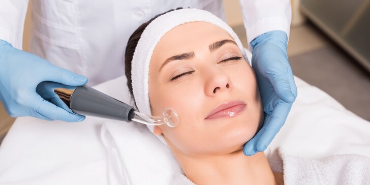 Hĺbkové čistenie pleti či mikrodermabrázia s masážou tváre pre ženy