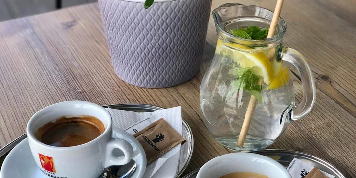 Lahodná káva, sladké zákusky, voňavé ruže či poukážky
