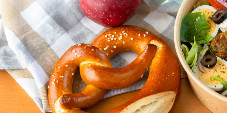 Celodenné raňajky s bagetou a croissantom alebo obed so šalátom a dezertom