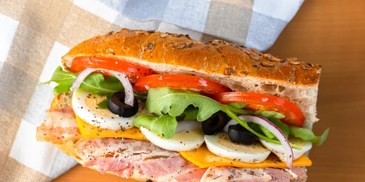 Celodenné raňajky s bagetou a croissantom alebo obed so šalátom a dezertom