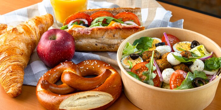 Celodenné raňajky s bagetou a croissantom alebo obed so šalátom a dezertom