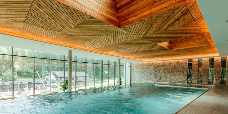 Aqua relax v Hoteli SOREA*** SNP v Jasnej: rekonštruovaný wellness s viacerými bazénmi, saunami a polpenziou priamo pod Chopkom