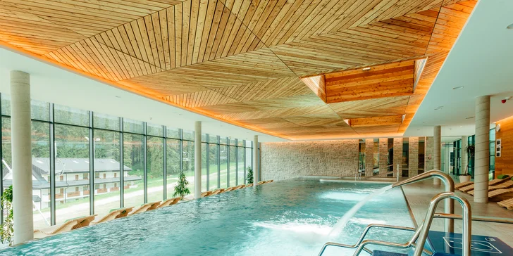 Aqua relax v Hoteli SOREA*** SNP v Jasnej: rekonštruovaný wellness s viacerými bazénmi, saunami a polpenziou priamo pod Chopkom