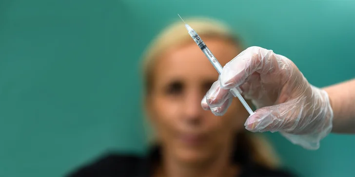 Aplikácia botulotoxínu DYSPORT do oblasti medziobočia, čela alebo okolia očí