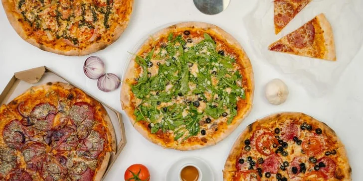 Pizza podľa vlastného výberu z 11 druhov + osviežujúci nápoj k tomu