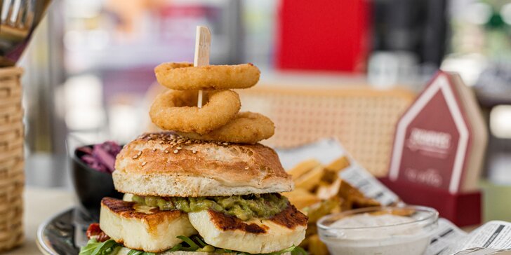 Poctivý burger, hranolčeky, cibuľové krúžky, coleslaw šalát a hodina hrania šípok